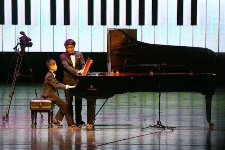 萬圣節狂歡臨近!雅馬哈藝術家宋思衡在津奏響“交響情人夢”