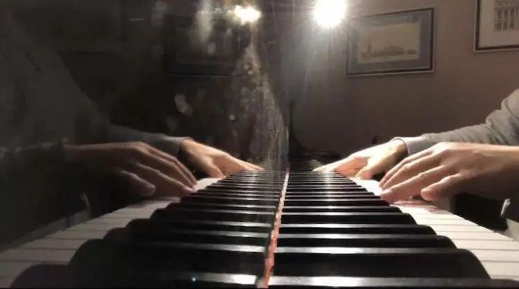 宋思衡的“宅抗疫” | 挑戰主播、籌集口罩、閉關作曲,這位取消了20場演出的鋼琴家原來這么忙!
